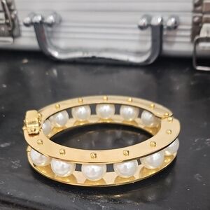 Elegant Gold and Pearl Bracelet